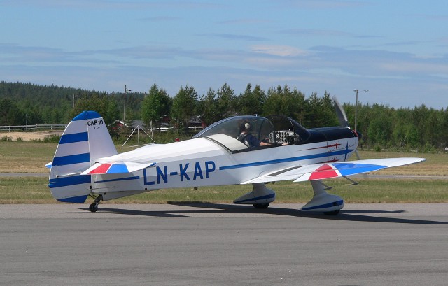 NRFs LN-KAP var stadig p� vingene og fl�y aerobatic i treningsomr�det.