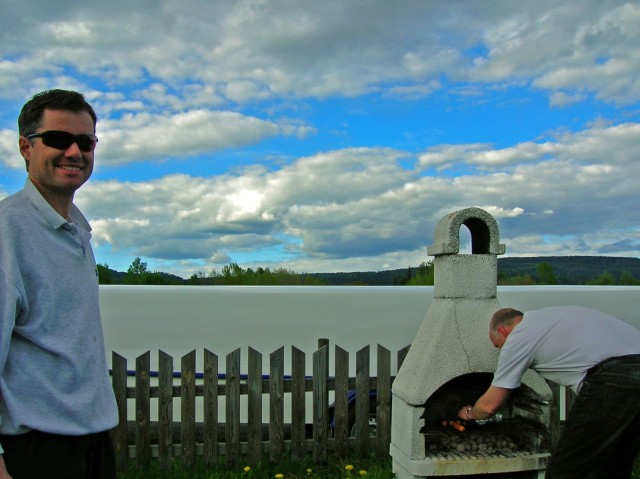 Grilling etter flyging p� 17. mai, Anders og Rolv er forn�yd med dagen.