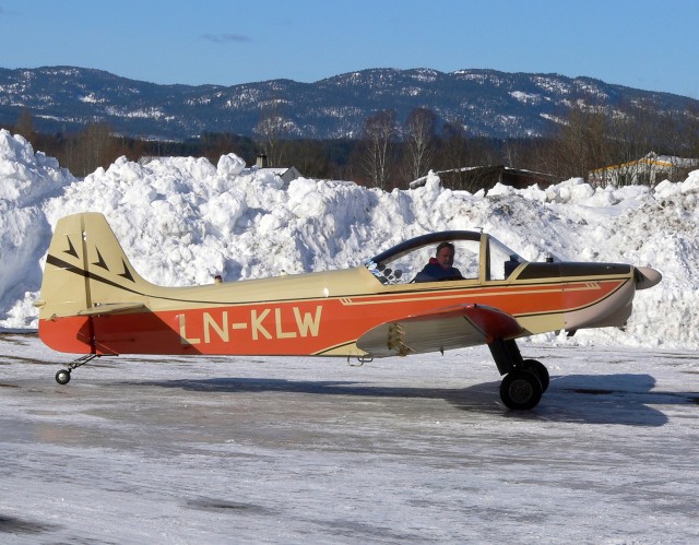 Tor Wattums Piel Emeraude LN-KLW p� parkeringsplassen