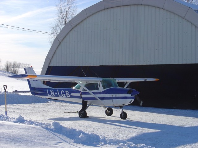 Trygve Heims�ter og instrukt�r Oddvar Gr�stad med LN-LGB p� Hokksund 14. februar 2004