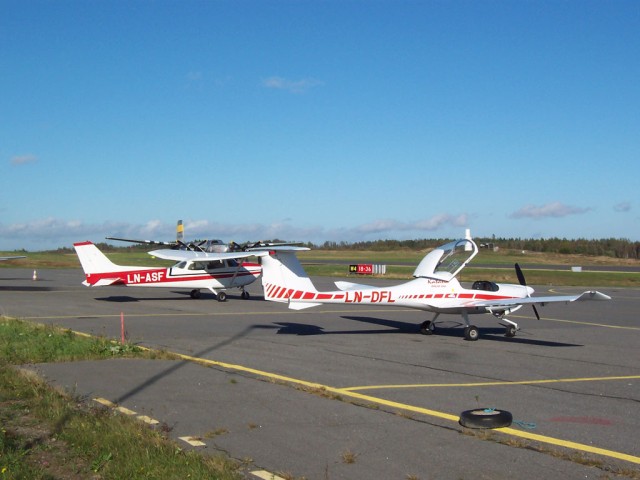 LN-ASF og LN-DFL p� Torp