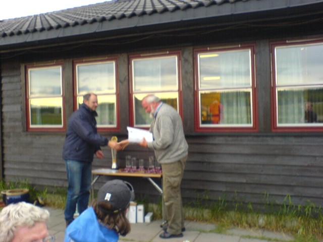 Konkurranseleder Leif J. Ulvatne f�r sin fortjente bel�nning